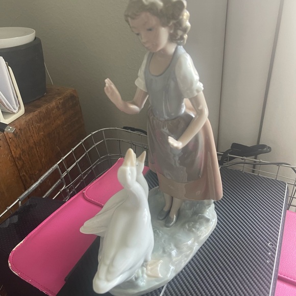 Lladro girl with ducks - Picture 1 of 3
